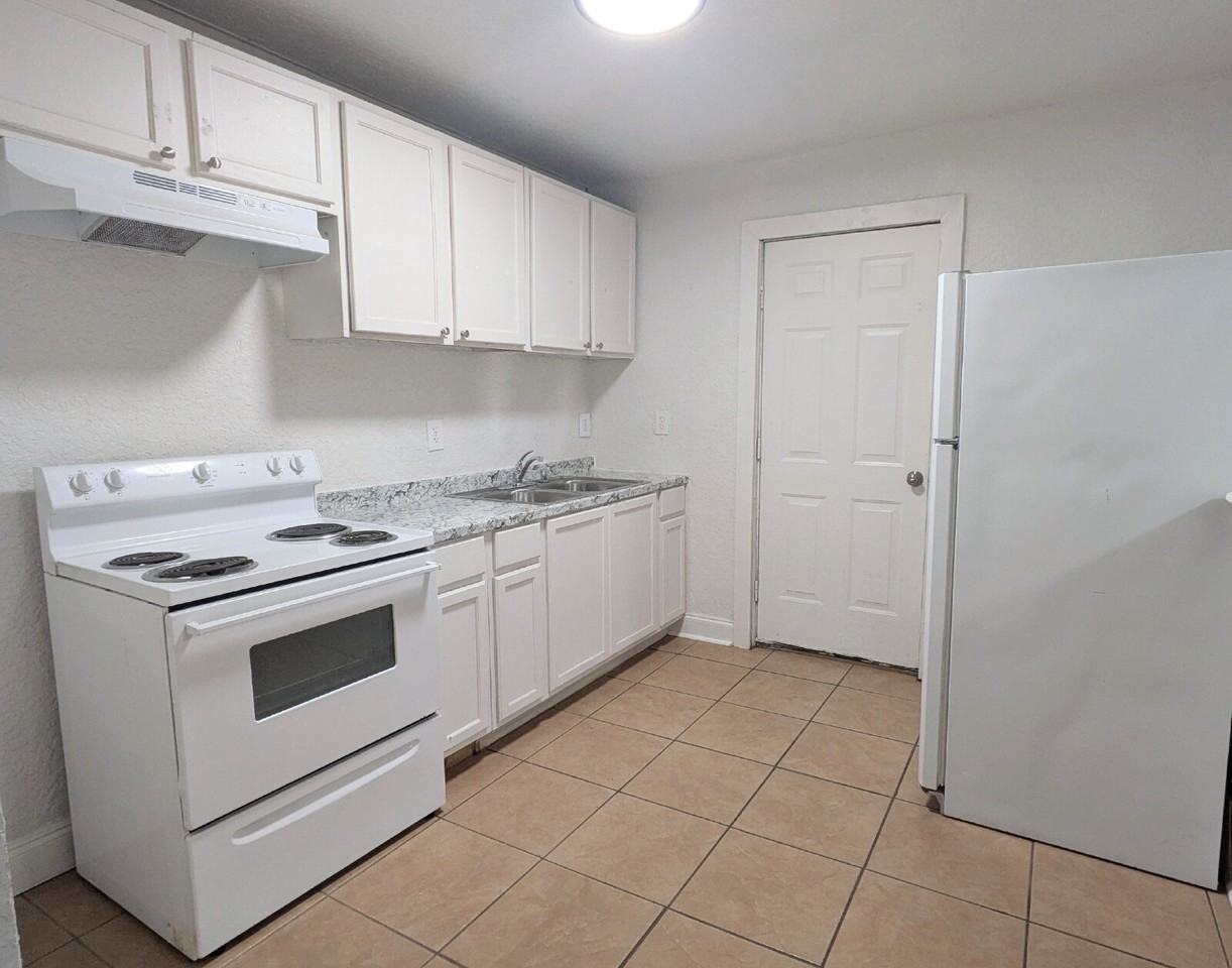 810 Laurel St - Photo 4 of 11
