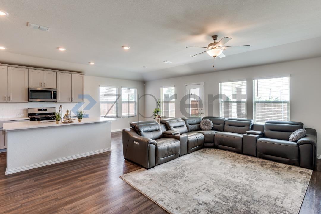 3217 Paruament Dr - Photo 3 of 18