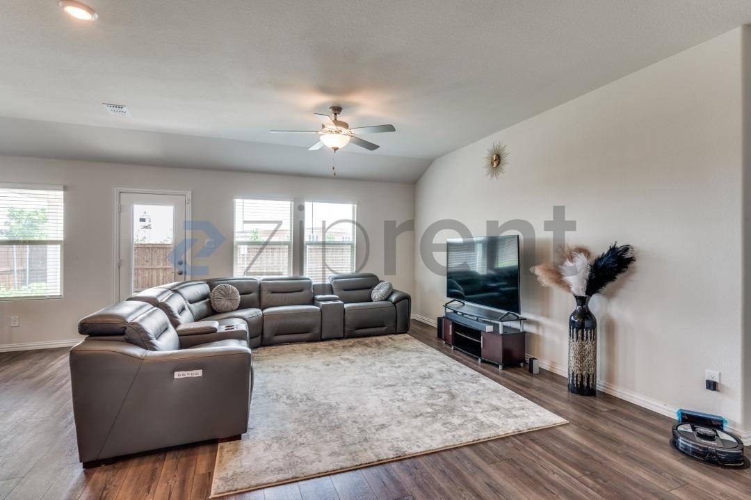 3217 Paruament Dr - Photo 4 of 18