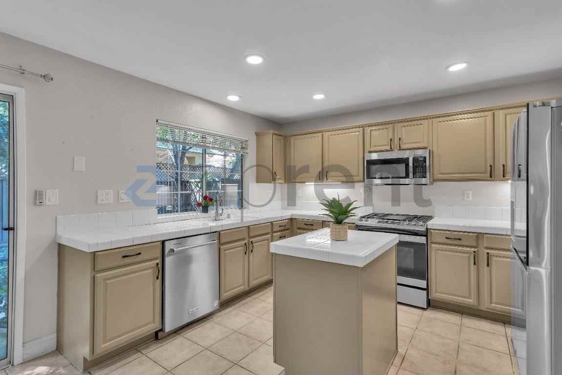 1240 Litchfield Ave - Photo 7 of 36