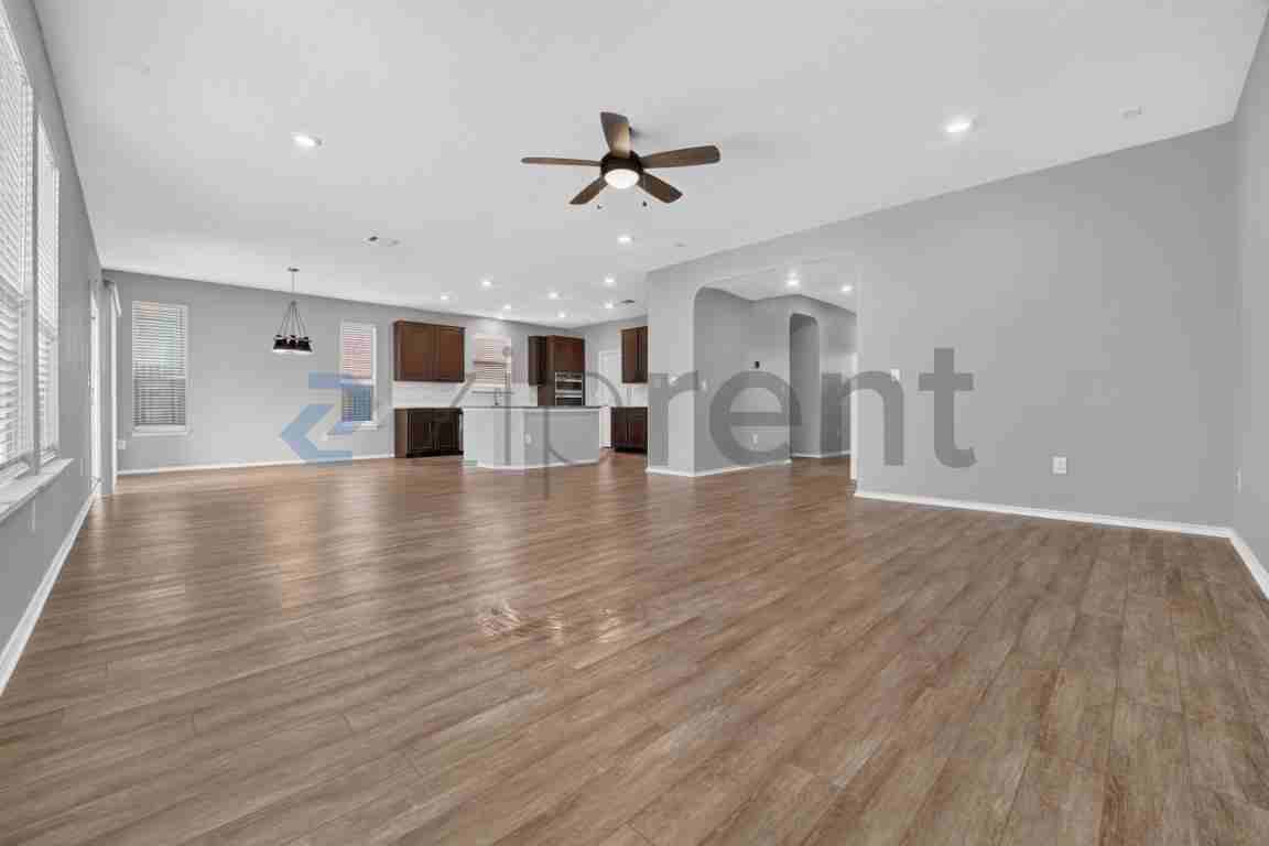 536 Ayinger Ln - Photo 4 of 36