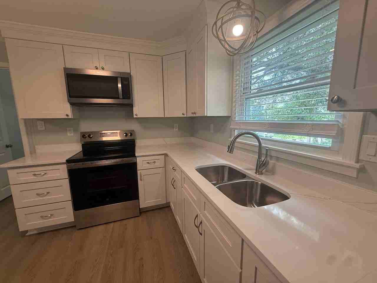 120 N Pinewood Dr #2 - Photo 3 of 17
