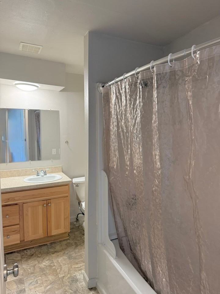 Willow Lake Apartments - Photo 5 of 35