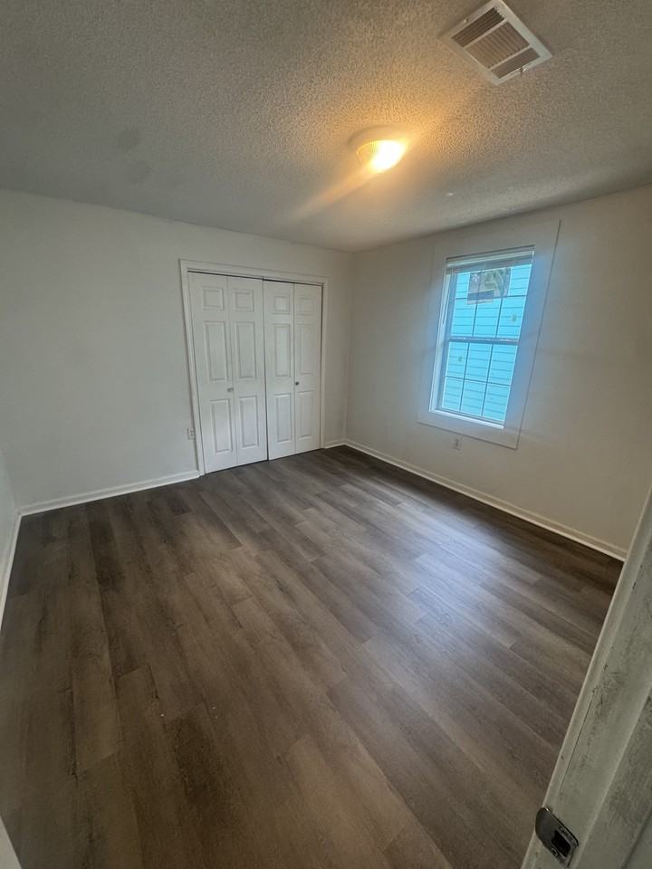 516 516/518 S Hennessey St - Photo 6 of 7