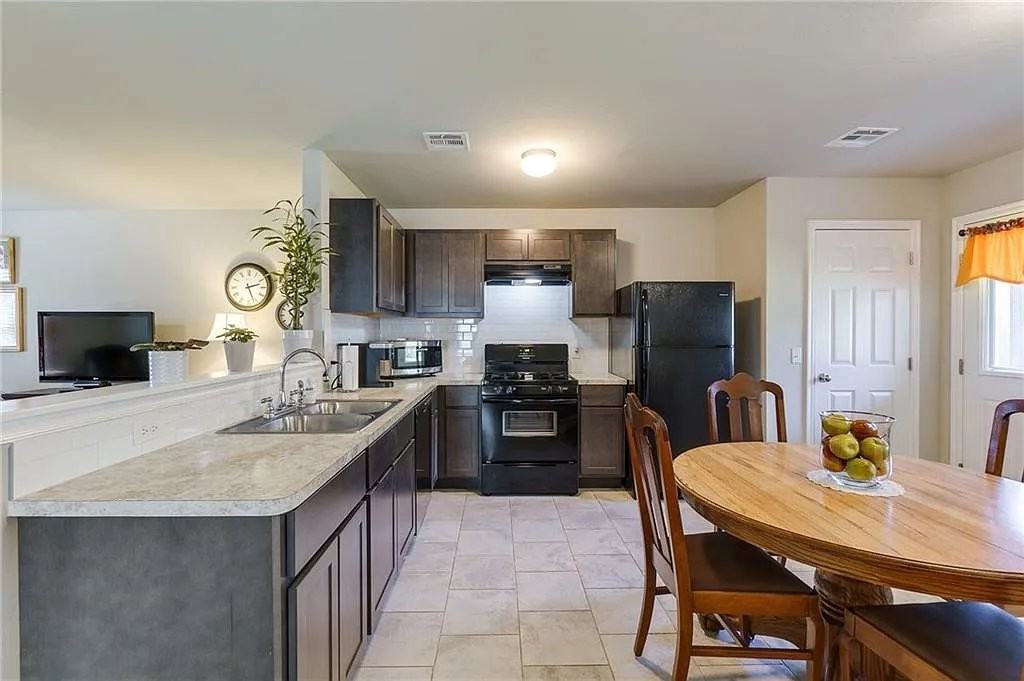 10120 Sussex Pl - Photo 5 of 11