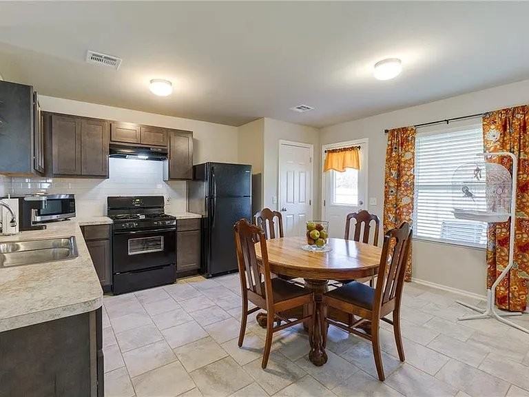 10120 Sussex Pl - Photo 6 of 11
