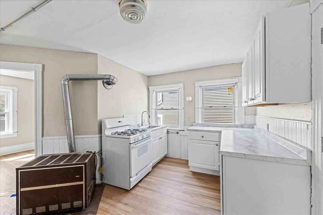 53 1/2 Sterling Ave #2 - Photo 3 of 10