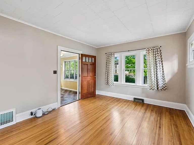 4228 42nd Ave S - Photo 5 of 20