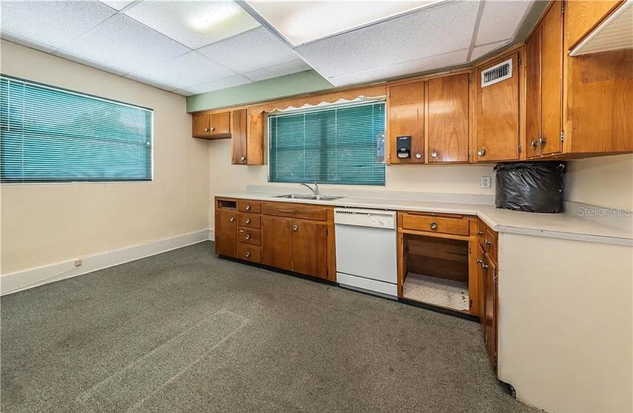 638 E Tarpon Ave - Photo 4 of 10