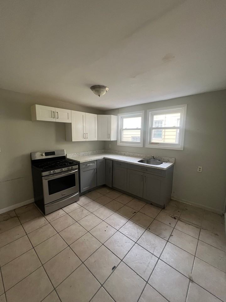 231 Alexander St #2 - Photo 4 of 10