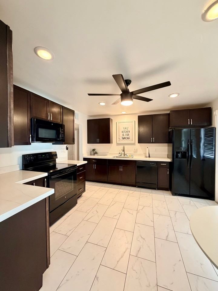 1020 S Lola Ln - Photo 6 of 9