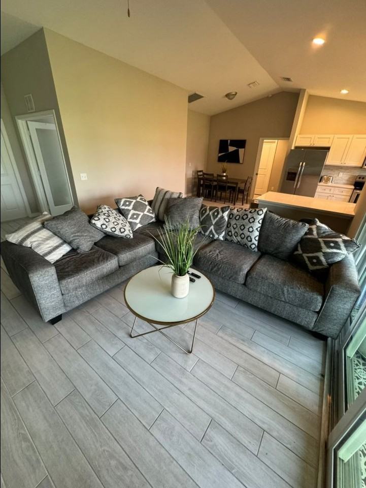 403 Sw 31st Pl - Photo 3 of 14