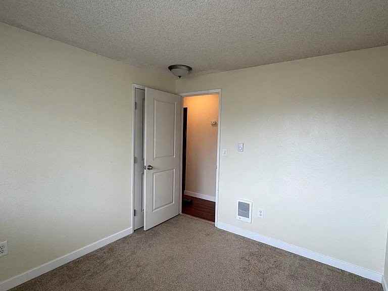 21311 3rd Ave S #B - Photo 6 of 7