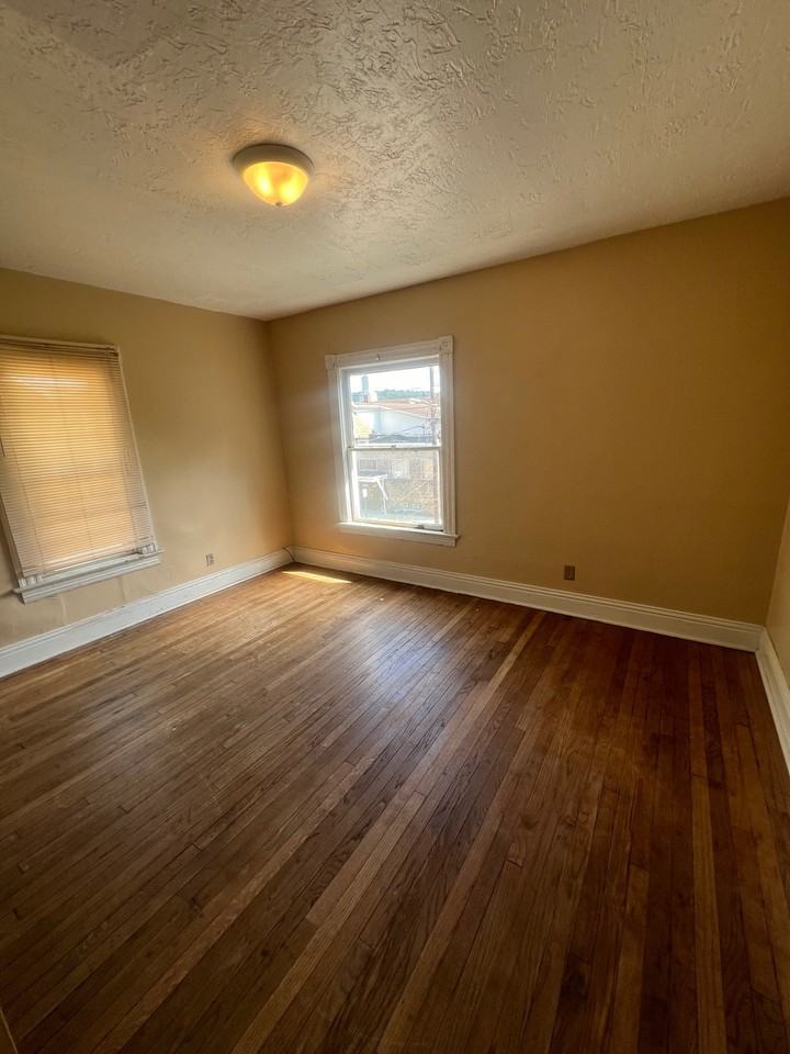 1316 1/2 Center St - Photo 4 of 7