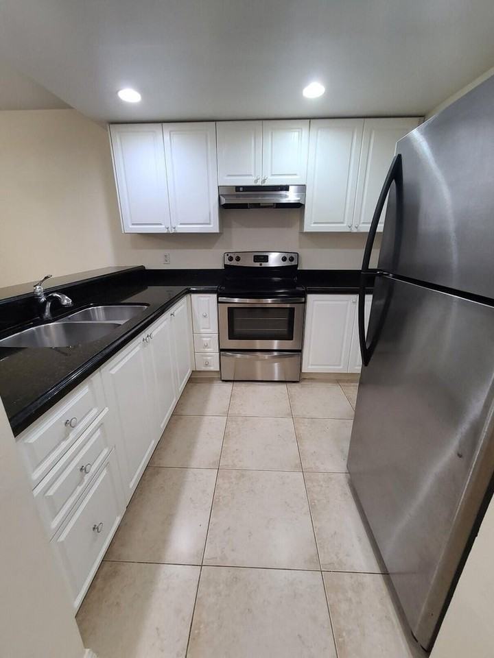 1547 Lake Crystal Dr #A - Photo 4 of 15