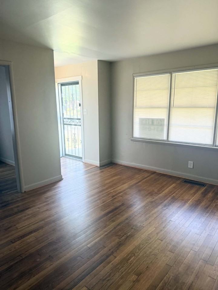 937 Center Way Sw #NA - Photo 3 of 13