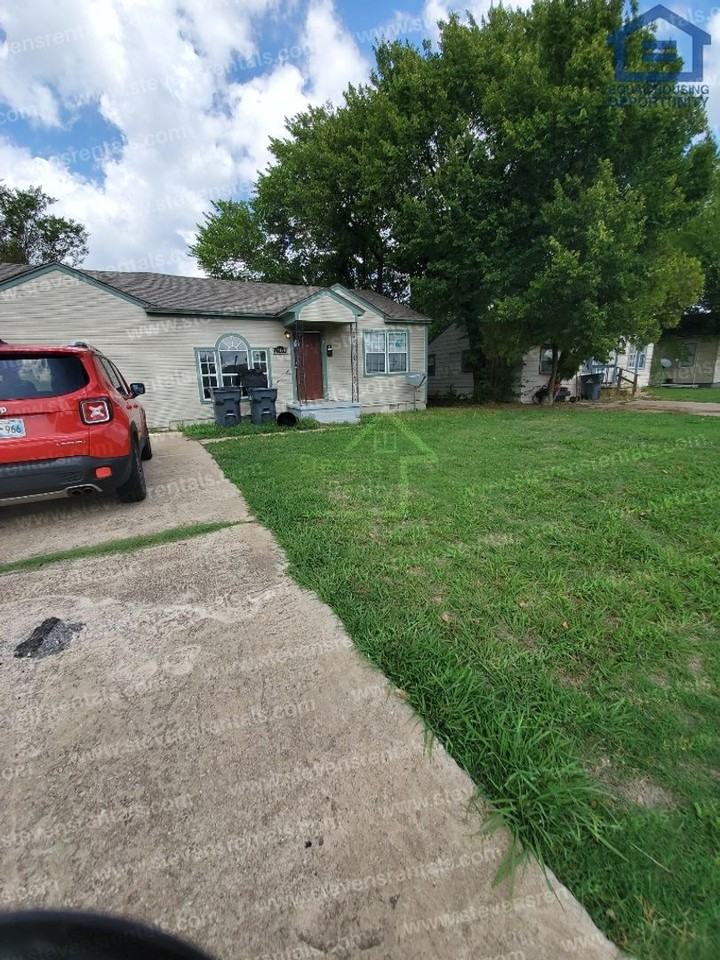 1709 Nw Smith Ave - Photo 2 of 5