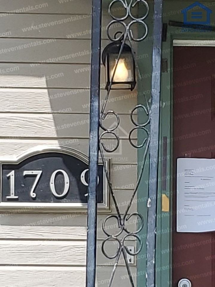 1709 Nw Smith Ave - Photo 3 of 5