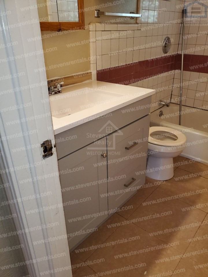 1709 Nw Smith Ave - Photo 4 of 5