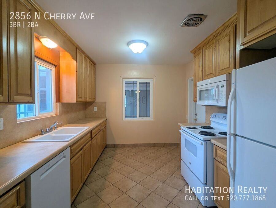 2856 N Cherry Ave - Photo 2 of 23