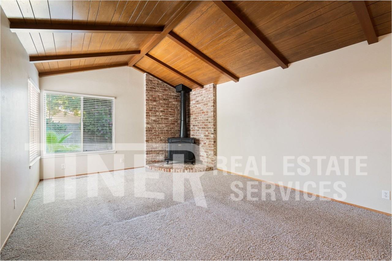 24 Grand Rio Cir - Photo 3 of 27