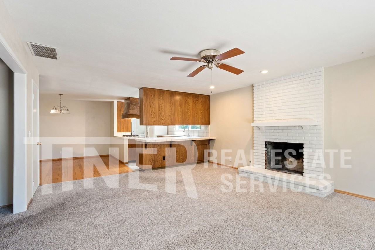 24 Grand Rio Cir - Photo 4 of 27