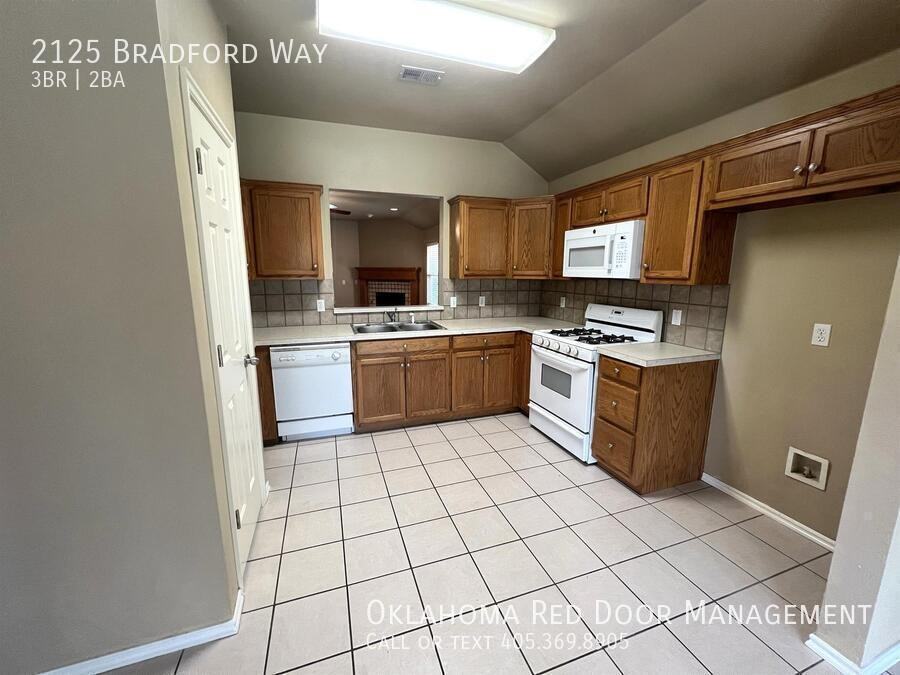 2125 Bradford Way - Photo 2 of 36