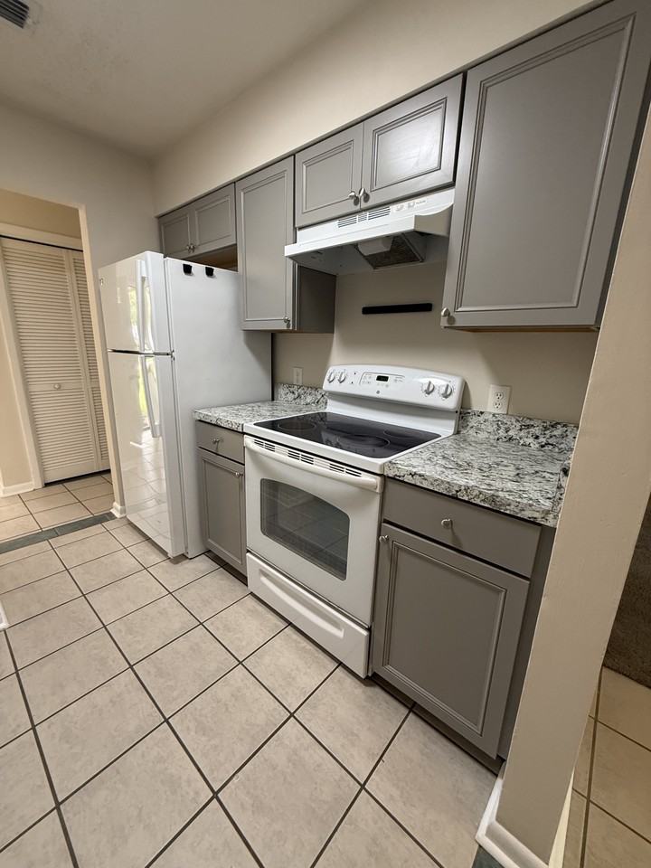 805 Meadowbrook Dr #B - Photo 3 of 15