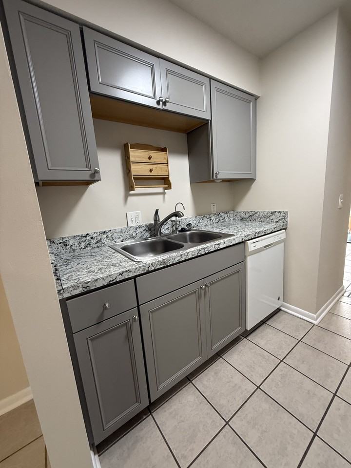 805 Meadowbrook Dr #B - Photo 4 of 15