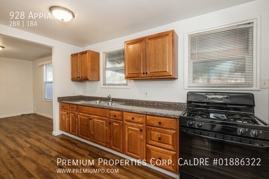 928 Appian Way - Photo 6 of 32