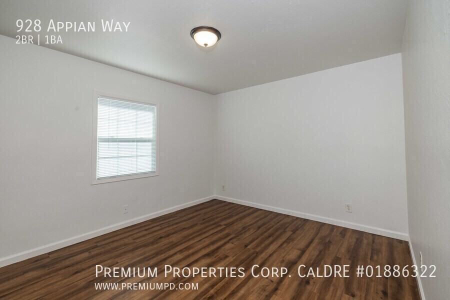 928 Appian Way - Photo 7 of 35