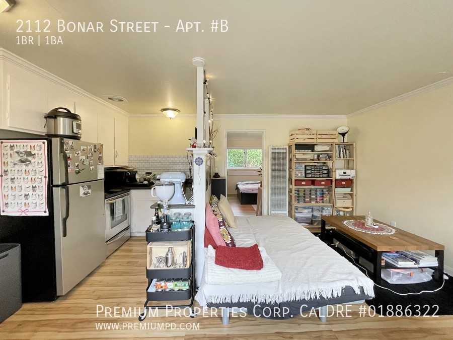 2112 Bonar St #B - Photo 3 of 26