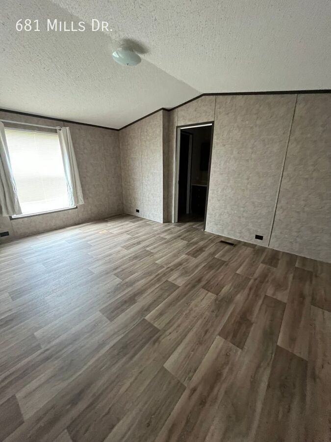 681 Mills Dr - Photo 4 of 11
