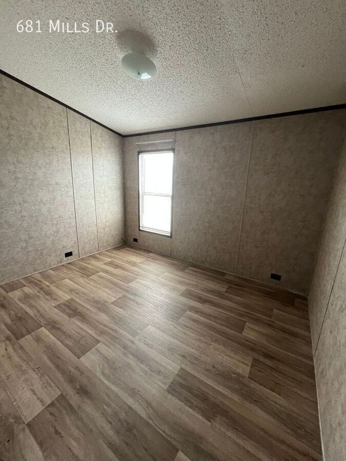 681 Mills Dr - Photo 6 of 11