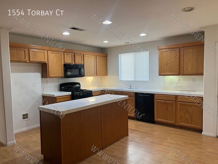 1554 Torbay Ct - Photo 5 of 16