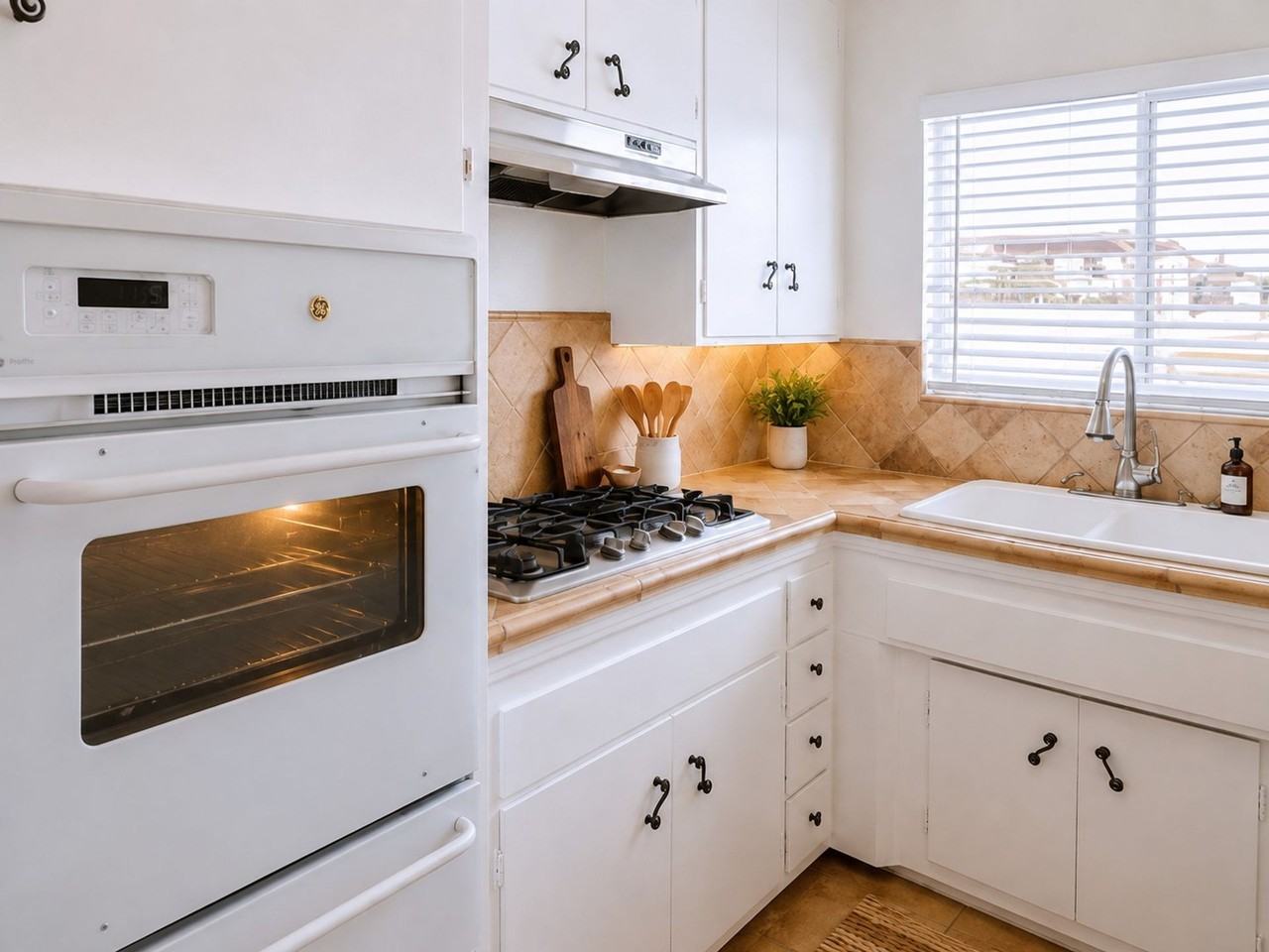 Spacious Beverly Hills 1 Bedroom with Covered Parking at 216 S. Gale Dr Beverly Hills, CA 90211 - Photo 3 of 41