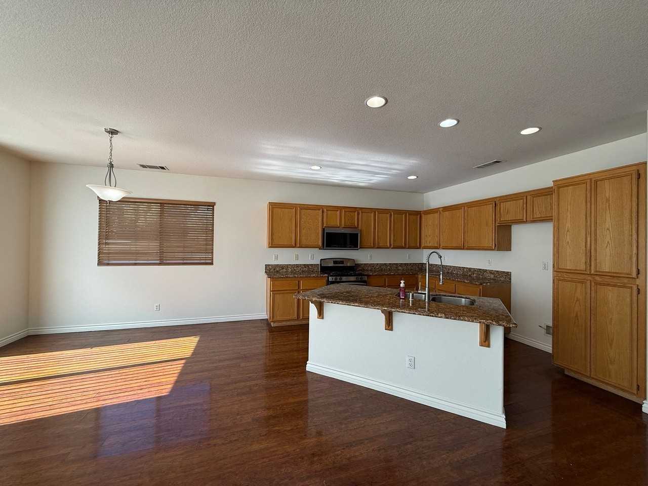 39201 Jacob Dr - Photo 5 of 18