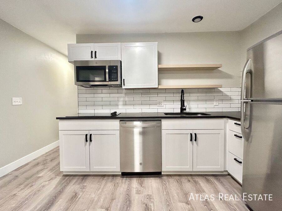 4711 Columbine St #B - Photo 3 of 12