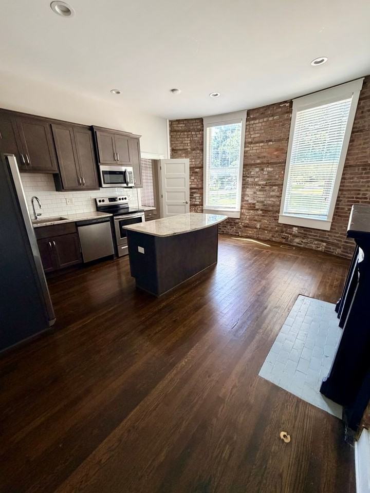 201 E Fifth St #101 - Photo 3 of 19