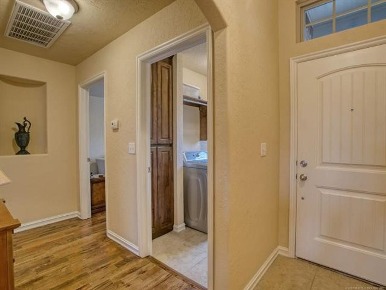 10724 Masters Cir - Photo 4 of 26