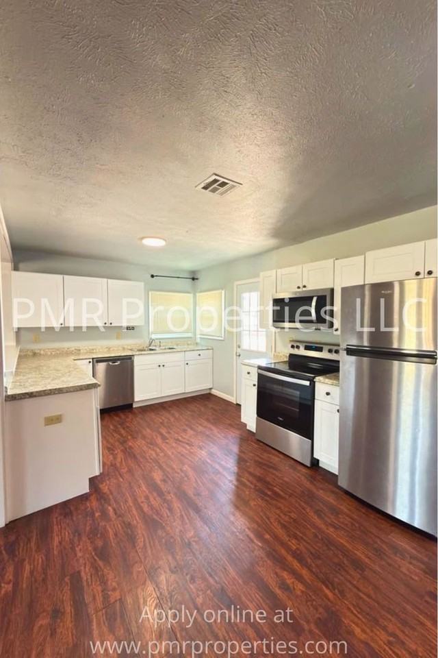 1407 Nw Lake Ave - Photo 2 of 10