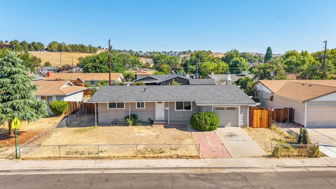 2565 Pequop St - Photo 2 of 44
