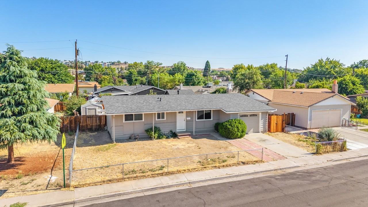 2565 Pequop St - Photo 3 of 44