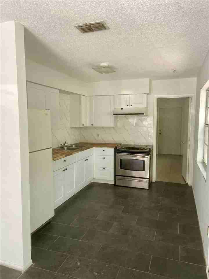 5613 7th Street Ct E - Photo 4 of 10