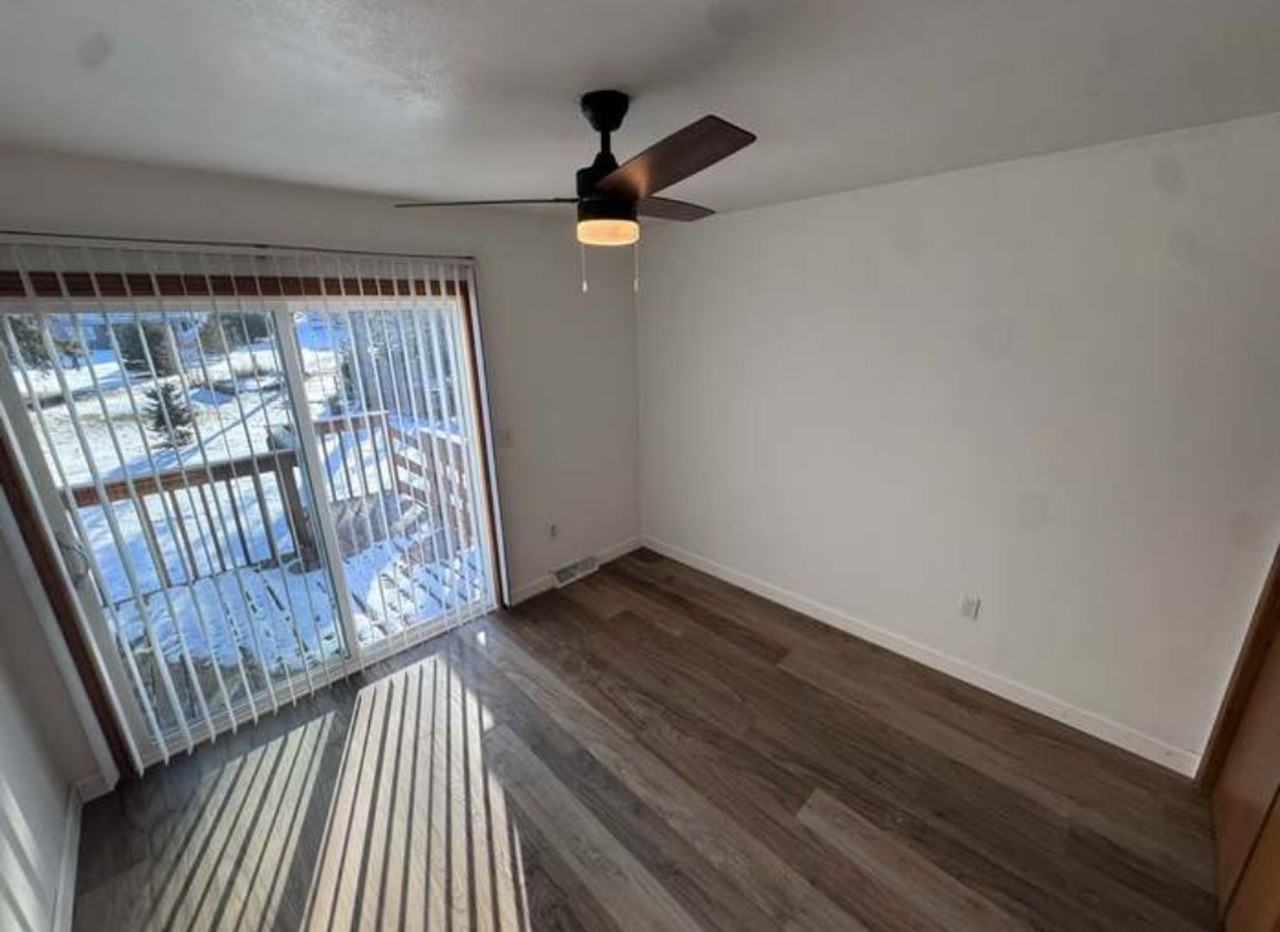 926 Parkview Dr - Photo 3 of 5