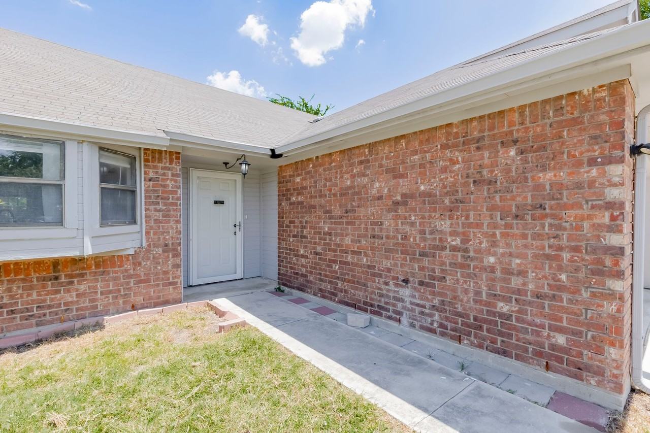 2015 Newton Dr - Photo 4 of 36
