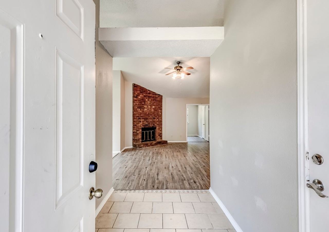 2015 Newton Dr - Photo 5 of 36