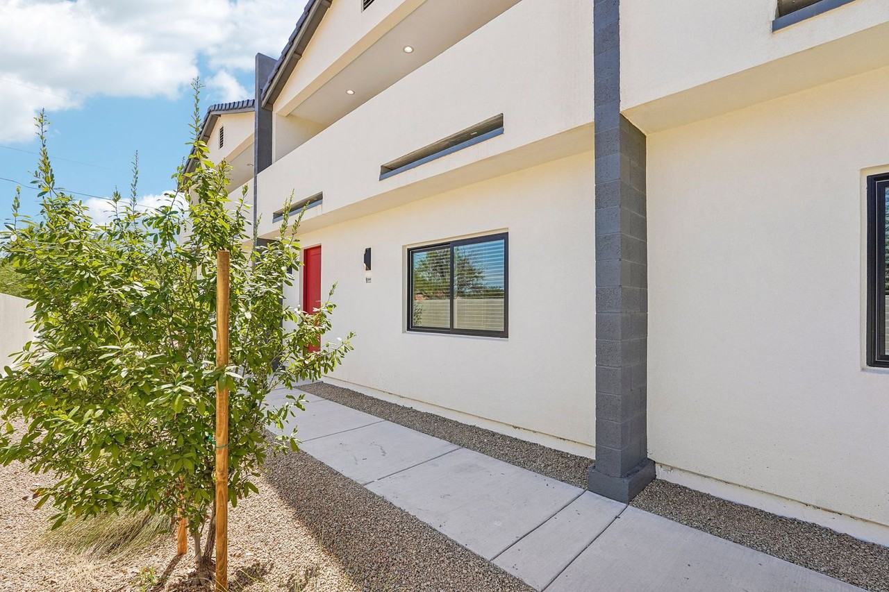 2002 E. Eugie Terrace | Phoenix Townhomes - Photo 2 of 30