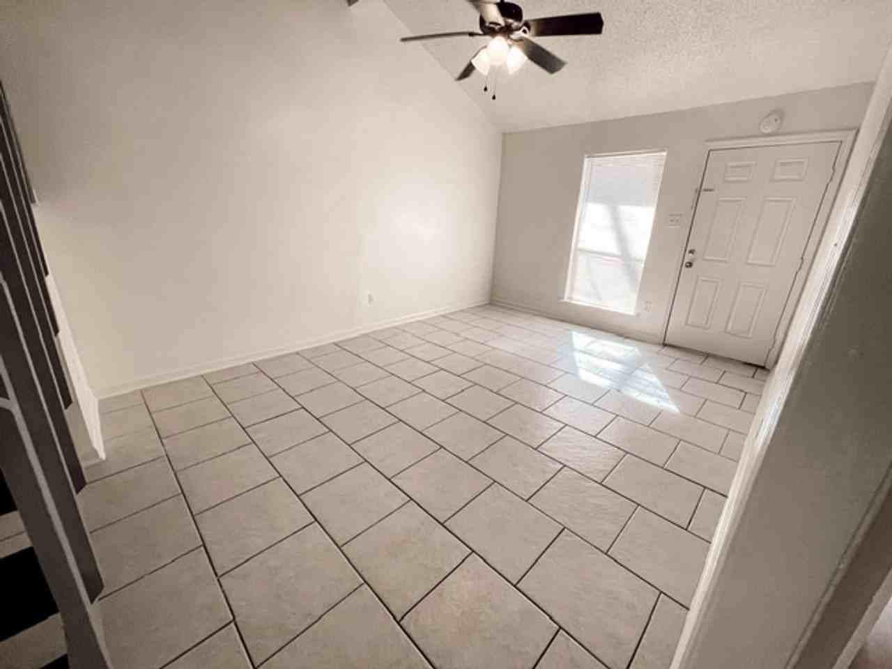 8220 Governor Dr Apt B - Photo 3 of 13