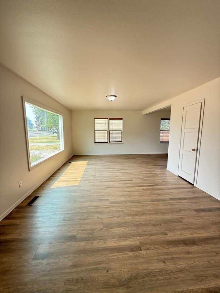 1404 Swift Blvd - Photo 2 of 10